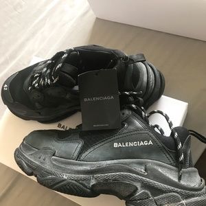 Balenciaga triple s sneakers like brand new